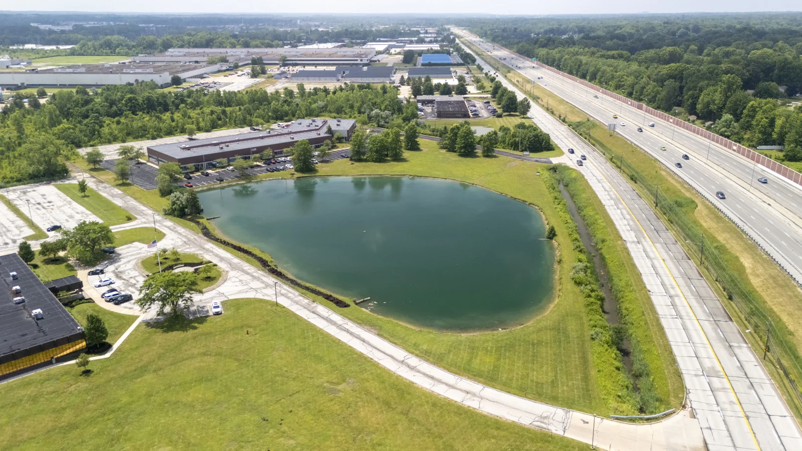 First Class Office/Warehouse/Flex Space — Lease in Mentor, OH, photo 4 of 8