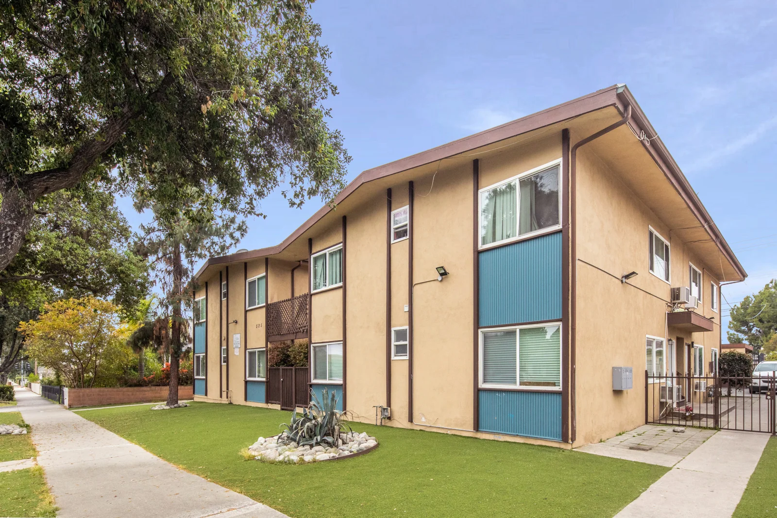 Multifamily in Azusa, CA — Sale in Azusa, CA, photo 4 of 8
