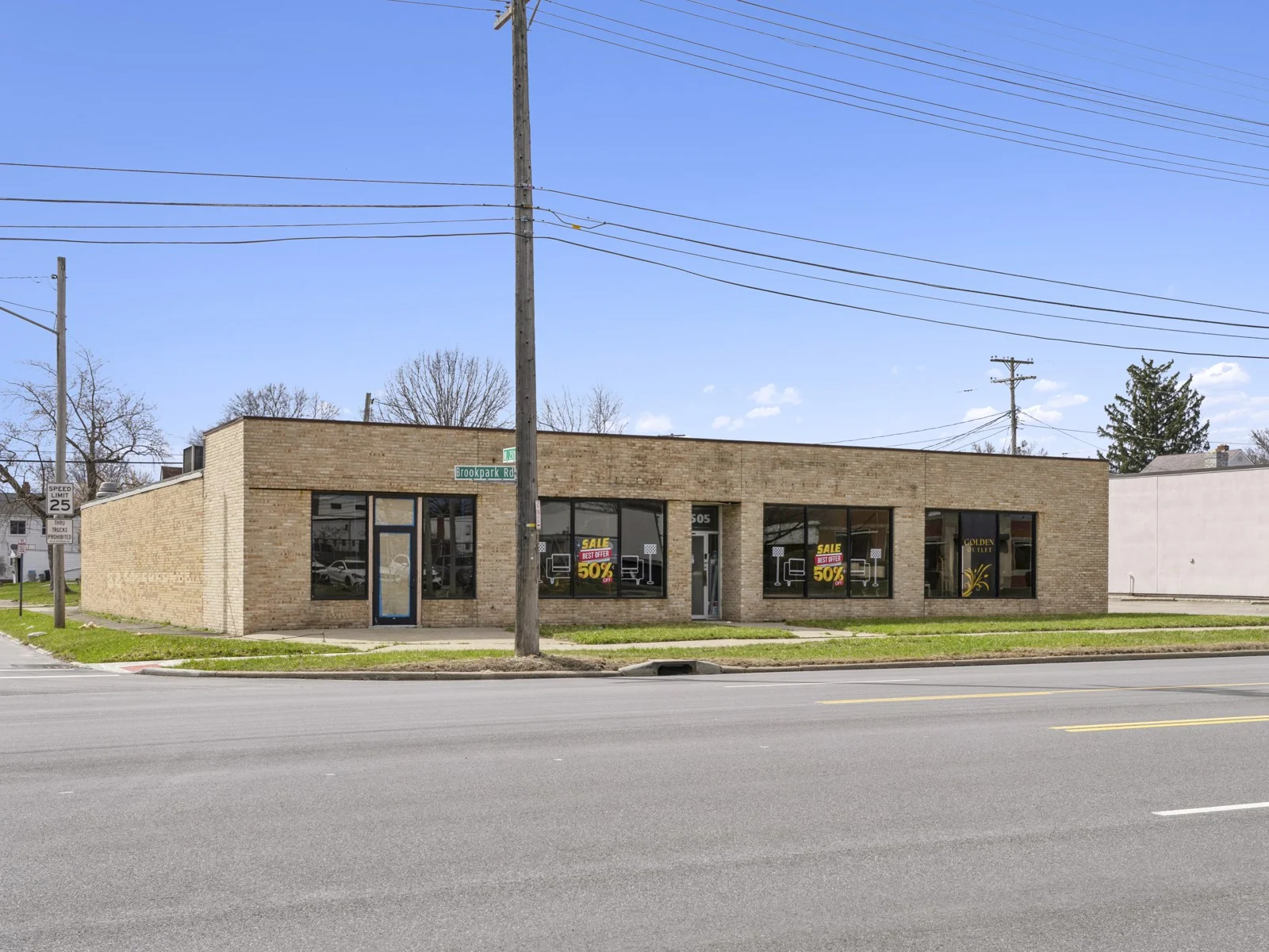 Highly Visible Freestanding 6,160 SF Building — Lease in Parma, OH, photo 1 of 7