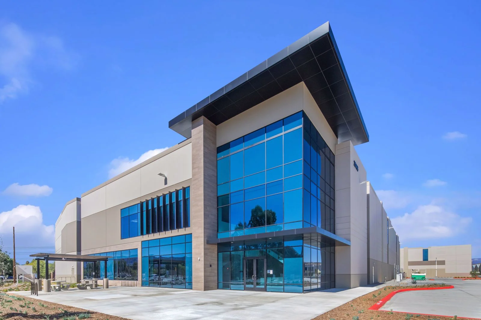 Santa Clarita Commerce Center — Lease in Santa Clarita, CA, photo 1 of 8