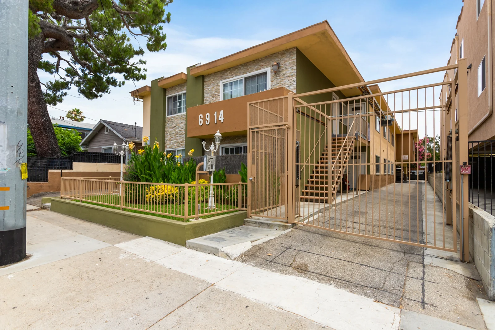Multifamily in Van Nuys, CA — Sale in Van Nuys, CA, photo 1 of 5