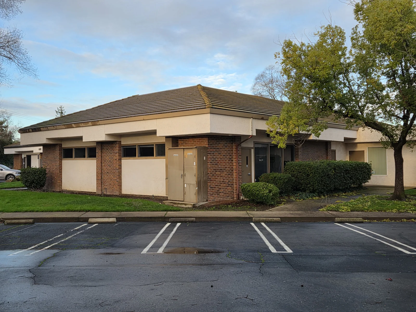 1130 Conroy Lane - photo 2 - Roseville, CA