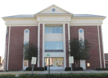 Regions Bank Building — Lease in Gadsden, AL, photo 1 of 2