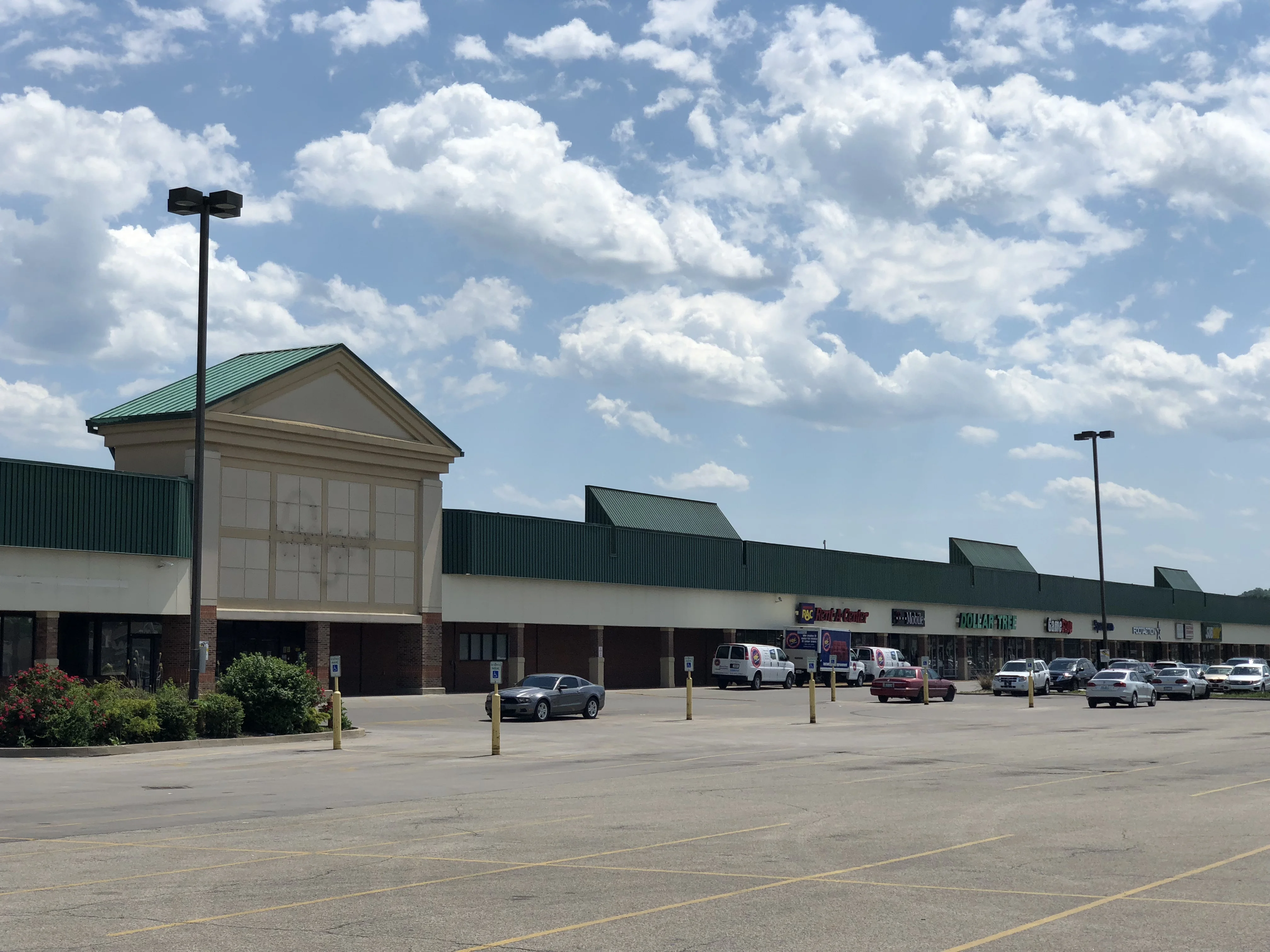 Southland Terrace Retail Space — Lease in Louisville, KY, photo 2 of 3