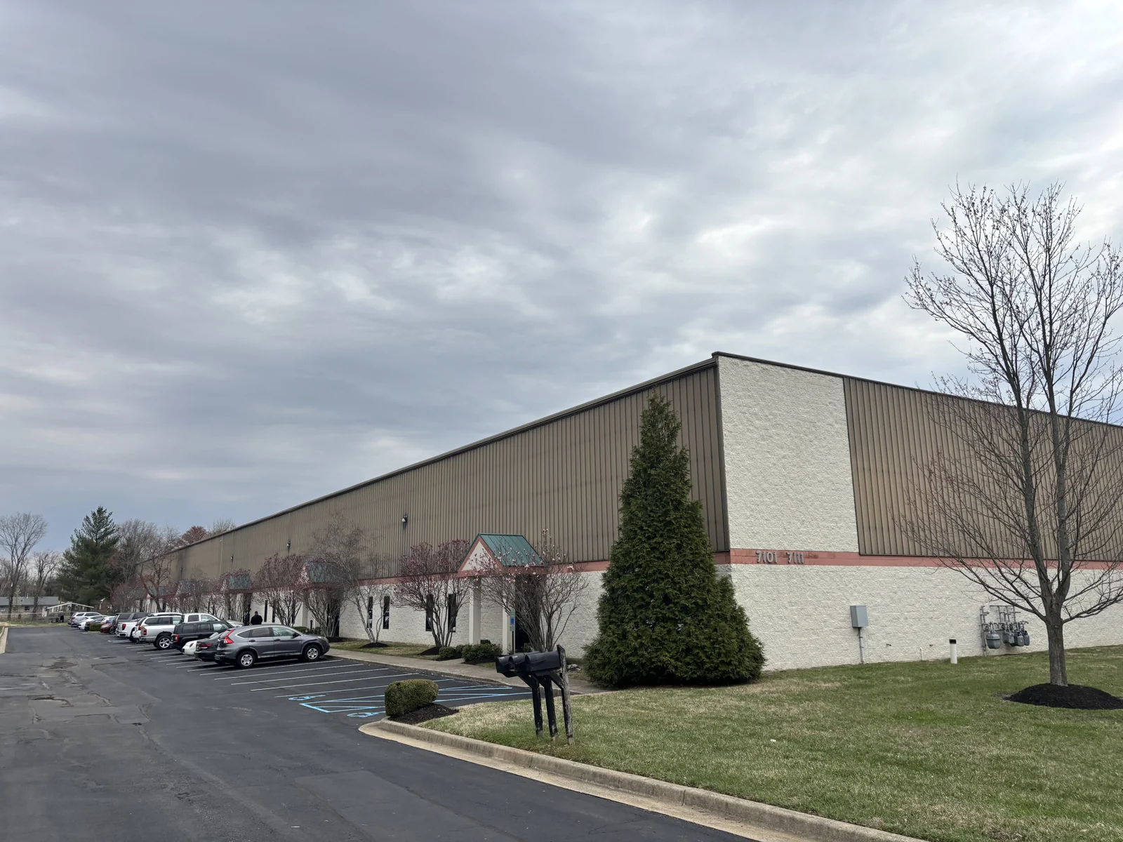 7103-7105 Global Drive — Lease in Louisville, KY, photo 1 of 1