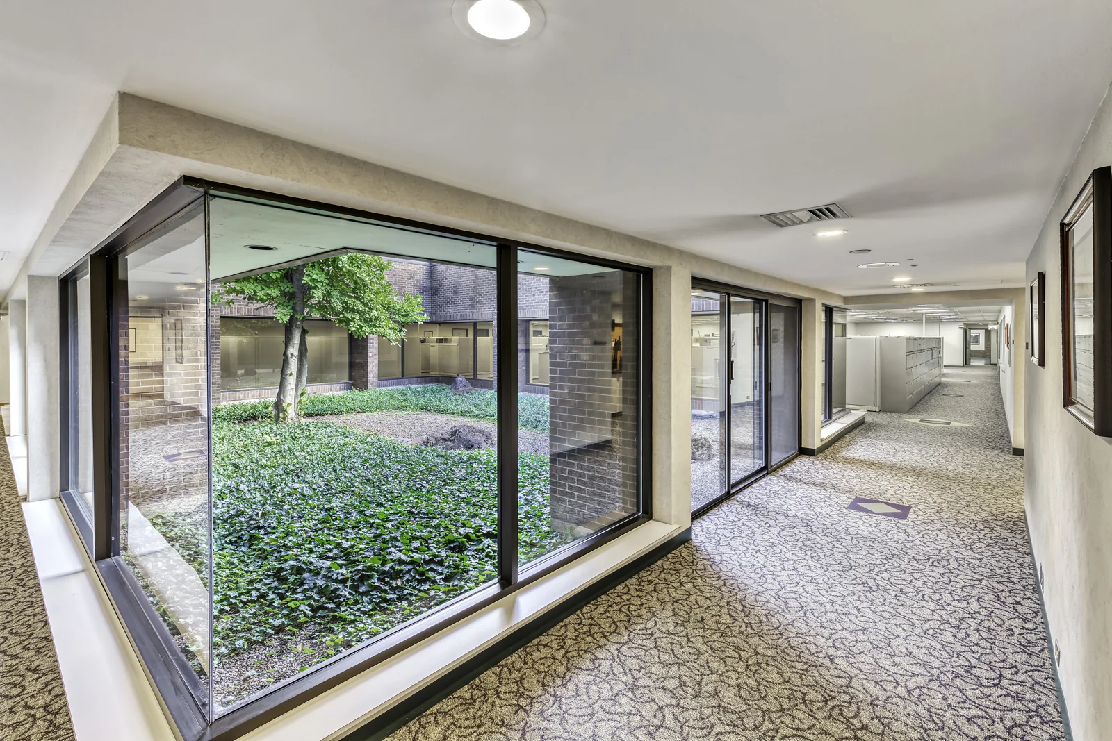 2401 Waukegan Road - photo 4 - Bannockburn, IL