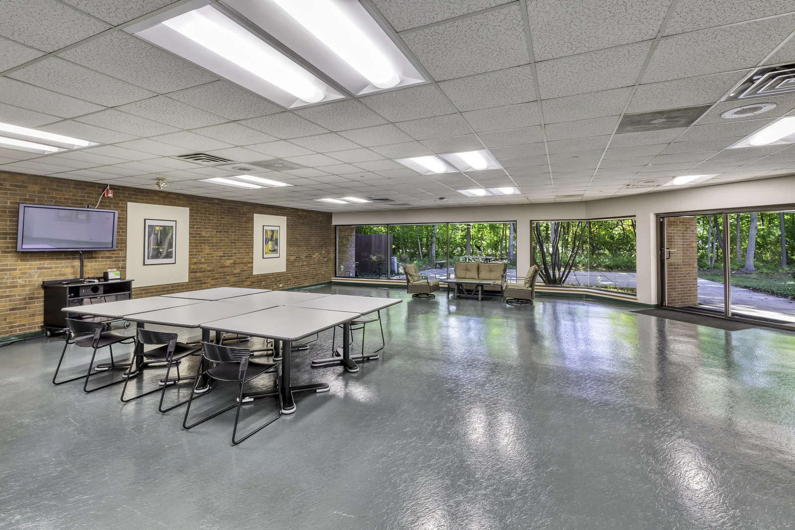 2401 Waukegan Road - photo 9 - Bannockburn, IL