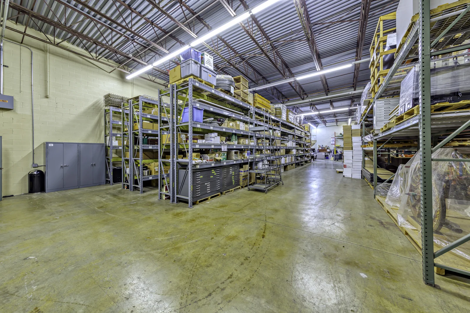 2401 Waukegan Road - photo 10 - Bannockburn, IL