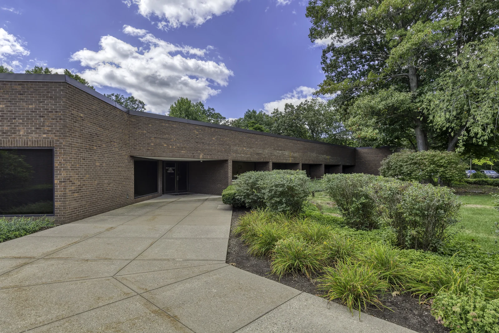2401 Waukegan Road - photo 16 - Bannockburn, IL