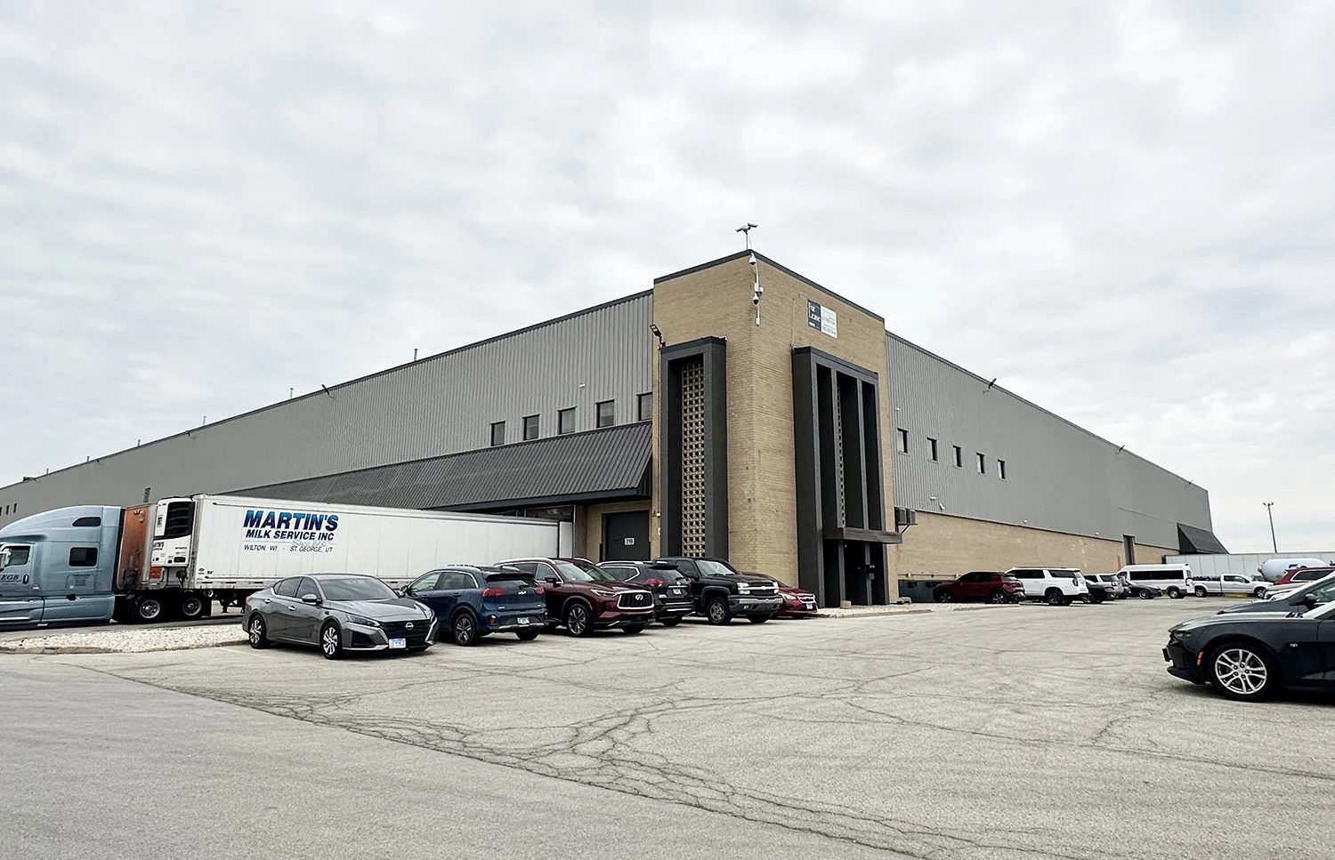 Melrose Park Distribution Center with Active Union… — Lease in Melrose Park, IL, photo 2 of 7