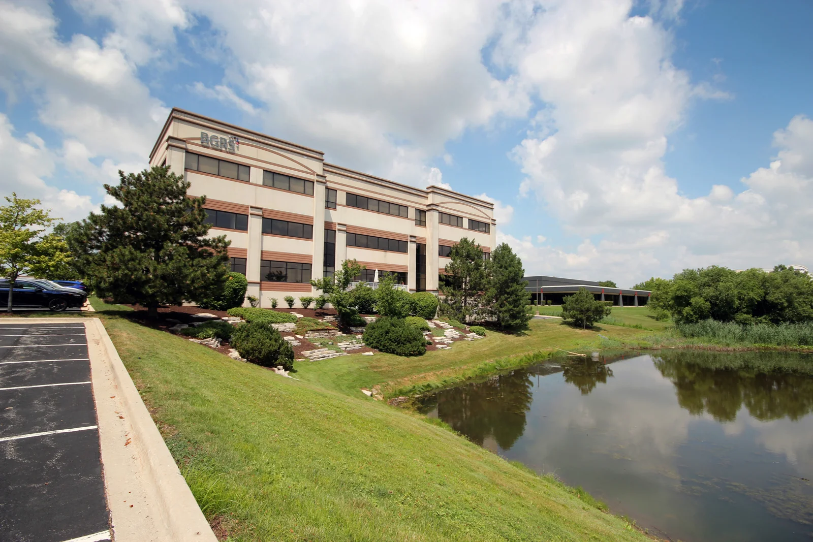 Estancia Corporate Centre — Lease in Burr Ridge, IL, photo 1 of 8